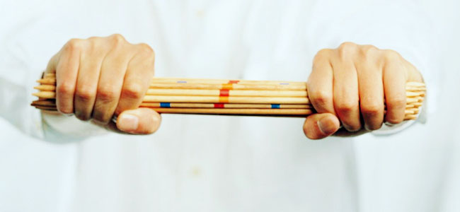 一把筷子折不斷，很好的體現(xiàn)了團(tuán)隊(duì)合作的力量。